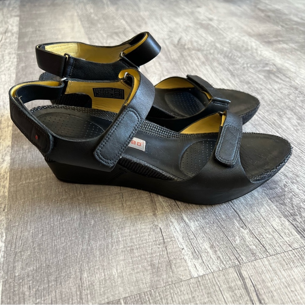 Tsubo Leather Wedges Ankle Strap Sandals Size 10 Black